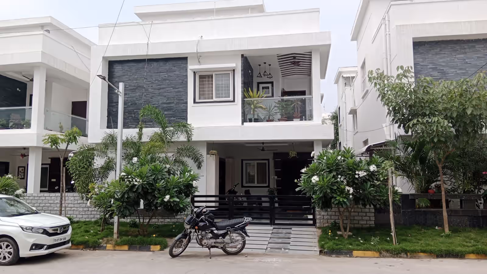 Golden Leaves Villas image